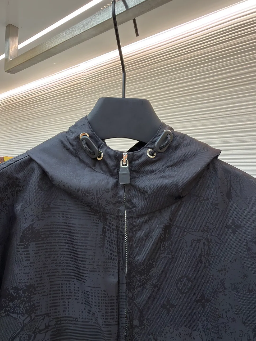 LOUISVUITTON Dog walking dark pattern jacquard jacket ●Authentic product: purchased and developed for 24600 ●Item number: 1680084-B50 ●Fabric: Oxford jacquard fabric ●Technology: jacquard production ●Version: fitted version ●Weight: about 465 grams ●Size: 44-46-48-50 ●Description: Made of 50D nylon Oxford jacquard fabric, the yarn is made of triangular light filament, the Y version is purchased to scan the pattern, and an 85CM large full-width circular pattern is made. The high-speed rapier machine is used to weave the gray fabric, and the front panel + pocket are cut by hand with 2+2 restored flowers. The back panel is cut with positioning flowers, and the large pattern cycle leads to increased fabric consumption. 5# platinum Swiss tooth open tail zipper + hollow letter puller, sheepskin material oil-edged double-hole anti-slip buckle, pig nose button + eyelets + cylinder are made of white copper, barrel-plated brushed pattern light antique silver. The overall wiring is straight and delicate, the fabric is comfortable and soft, and the color is consistent without color difference. It can be matched with the same style to create a fashionable look and control various occasions. Customized accessories, complete with three standards, same style for men and women!